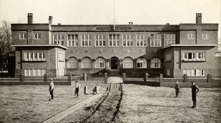 <p>Na de opheffing van de Vesting Zutphen in 1874 werden geleidelijk delen van de Vispoortgracht gedempt. Aan het nieuw ontstane Vispoortplein (aangrenzend aan het voormalige Slijkbolwerk) werd in 1921 een Vrouwenvakschool gebouwd naar plannen van J.H.W. Leliman. Voor de school werd een ruim plantsoen aangelegd (Regionaal Archief Zutphen). </p>
